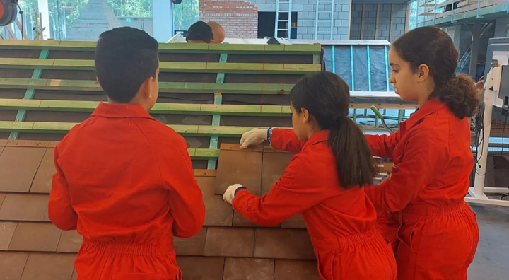 Kinderen Dakpannen Leggen